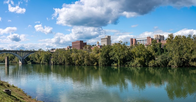 Panorama des Flusses und der Skyline von Fairmont in WV, aufgenommen vom Palantine Park am Wasser