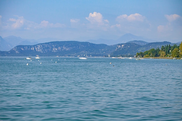 Panorama des Gardasees in Lazise in Italien im Sommer