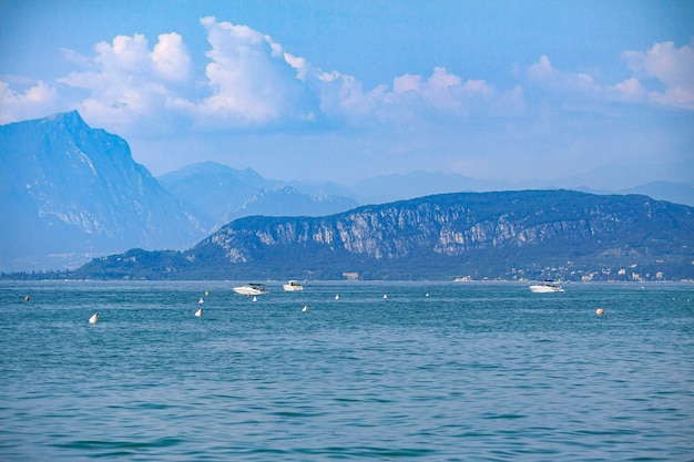 Panorama des Gardasees in Lazise in Italien im Sommer