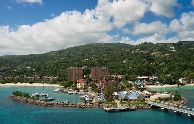 Panorama des Hafens in Ocho Rios in Jamaika vom Meer