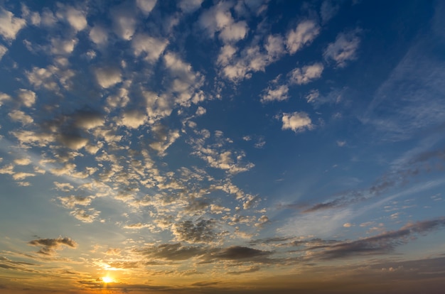 Panorama des Himmels bei Sonnenaufgang oder Sonnenuntergang. Schöne Aussicht auf dunkelblaue Wolken