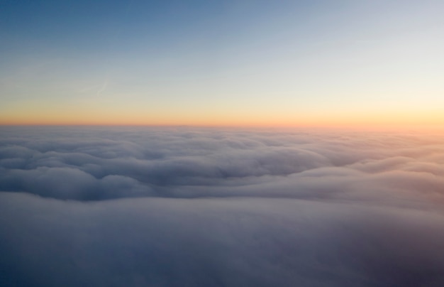 Panorama des Himmels bei Sonnenuntergang