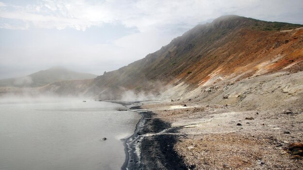 Panorama des kochenden Sees in der Caldera des Vulkans Golovnina, Insel Kunaschir, Russland