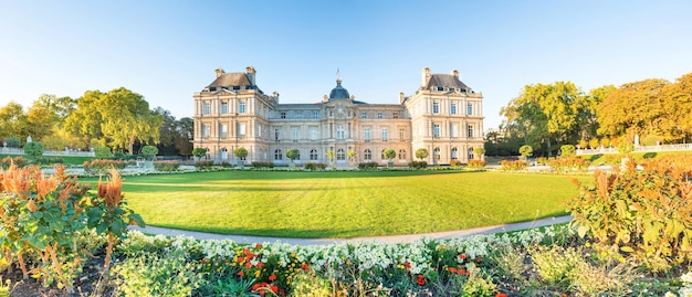 Panorama des Luxemburg-Gartens mit Statuenblumen und Gebäude des Luxemburg-Palastes Paris Frankreich