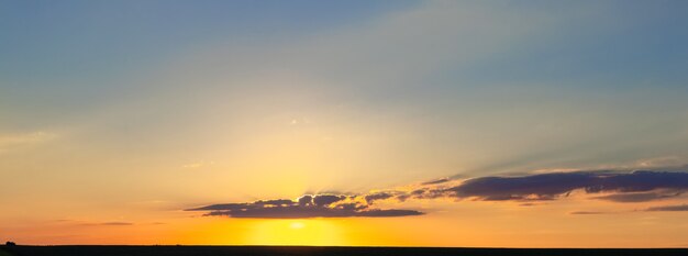 Panorama des malerischen Abendhimmels bei Sonnenuntergang