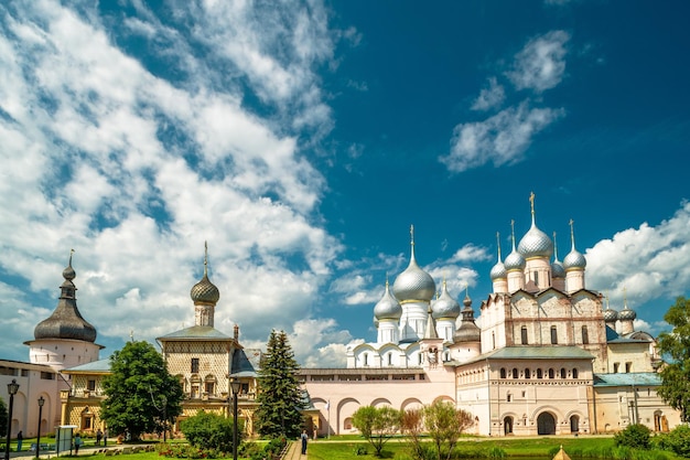 Panorama des Rostower Kreml im Sommer Goldener Ring Russlands