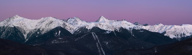 Panorama des schneebedeckten Bergrückens Krasnaya Polyana Kaukasus Russland