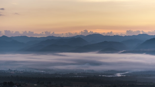 Panorama des schönen Berges mit Nebel am Aussichtspunkt