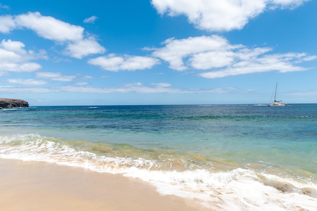 Panorama des schönen Strandes und des tropischen Meeres von Lanzarote. Kanaren