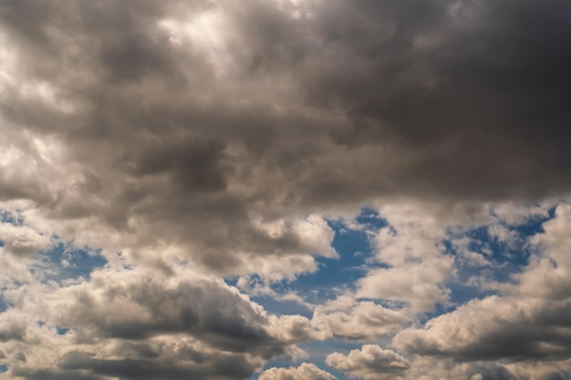 Panorama des schwarzen Himmelshintergrundes mit Sturmwolken-Donnerfront