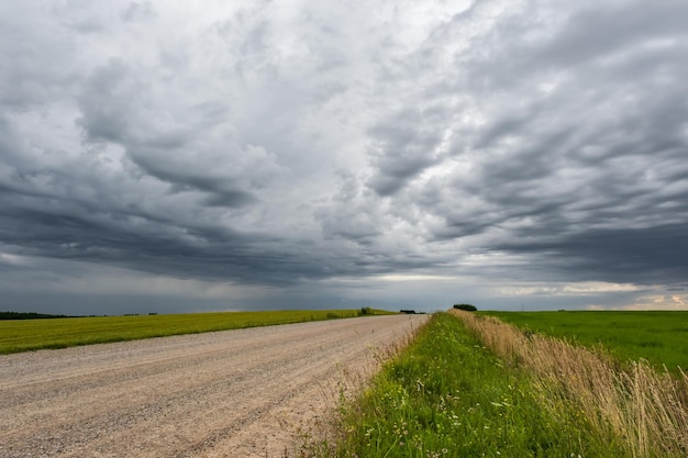 Panorama des schwarzen Himmelshintergrunds mit Sturmwolken-Donnerfront kann als Himmelsersatz verwendet werden