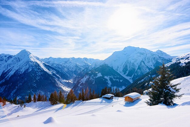 Panorama des Skigebiets Mayrhofen mit Chalethäusern in Tirol im Zillertal in Österreich in den Winteralpen. Landschaft und Stadtbild mit Alpenbergen mit weißem Schnee. Blick vom Penkenpark