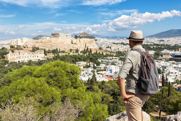 Panorama des Sommers Athen mit Plaka-Blick auf die Stadt und die Hügel