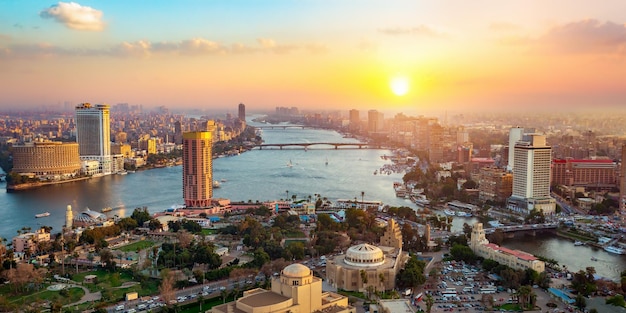 Panorama des Stadtbildes von Kairo, aufgenommen während des Sonnenuntergangs vom berühmten Turm von Kairo, Kairo, Ägypten