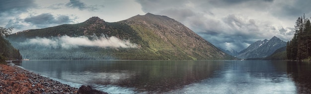 Panorama des Unteren Multinskoje-Sees in der Abenddämmerung im Altai-Gebirge in Russland. Hintergrund für Reisen und Wanderungen in freier Wildbahn