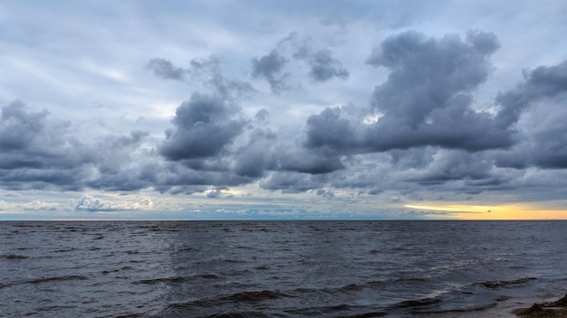 Panorama des wunderschönen Sonnenuntergangs an der Ostsee