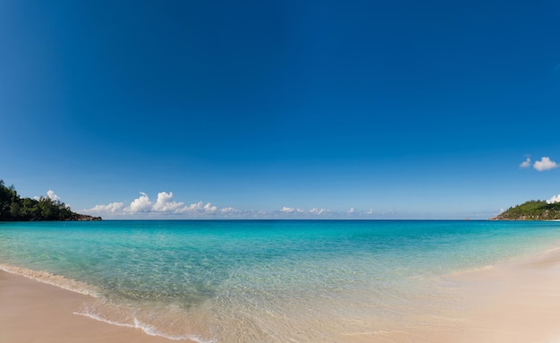 Panorama deslumbrante da água e do céu de Seychelles