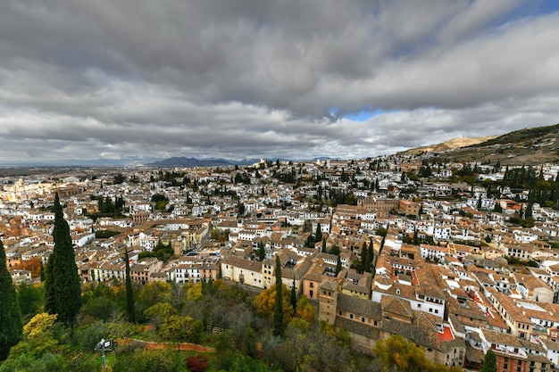 Panorama del distrito de El Albayzin en Granada Andalucía España fotografiado desde la Torre del Cubo en la Fortaleza de Alacazaba