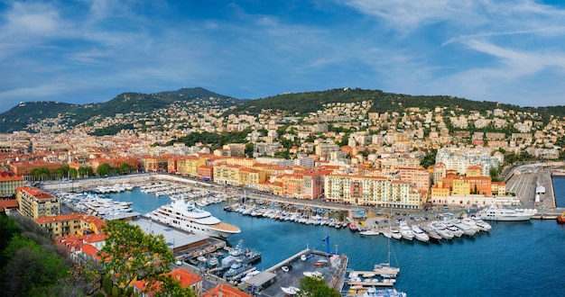 Panorama do antigo porto de Nice com iates, França