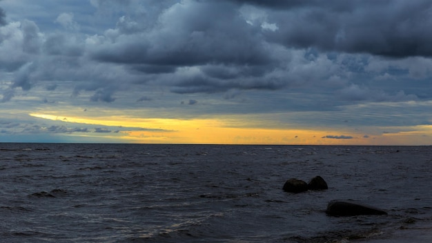 Panorama do belo pôr do sol no mar Báltico