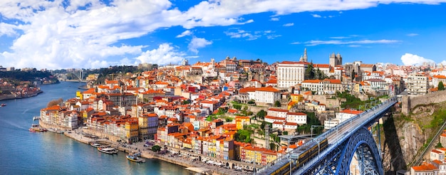 Panorama do belo Porto - vista com a famosa ponte de Luís, Portugal