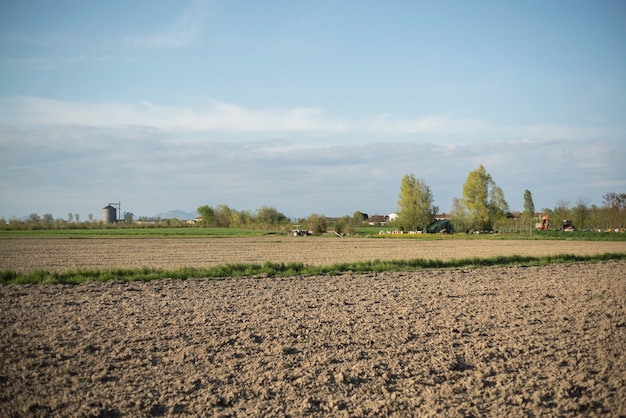 Panorama do campo nas planícies italianas na primavera