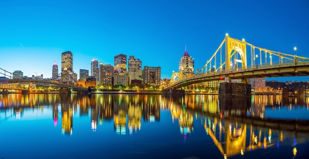 Panorama do centro de Pittsburgh no crepúsculo