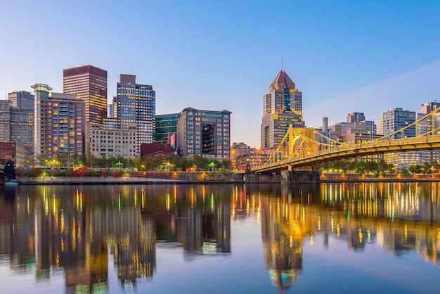 Panorama do centro de pittsburgh no crepúsculo