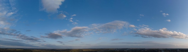 Panorama do céu azul de nuvens baixas