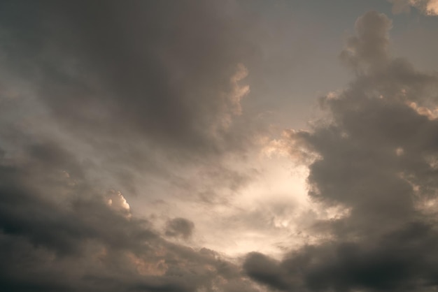 Panorama do céu de verão à noite Nuvens com alguma luz solar