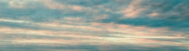 Panorama do céu do pôr do sol nuvens azuis cor de rosa fundo cloudscape grande tamanho de banner grande