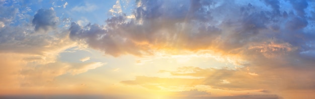 Foto panorama do céu do sol laranja com sol brilhante