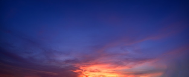 Panorama do céu e do sol ao anoitecer