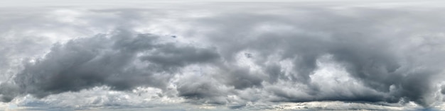 Foto panorama do céu em 360o em projeção equirretangular para substituir o skydome em fotos de drones