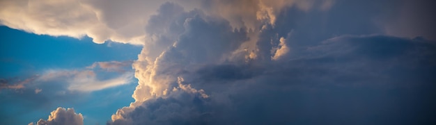 Panorama do céu Lindas nuvens grandes dramáticas no céu Paisagem do poder do céu e da natureza Copiar espaço