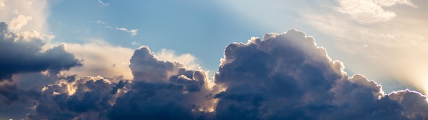 Panorama do céu Lindas nuvens grandes dramáticas no céu Paisagem do poder do céu e da natureza Copiar espaço