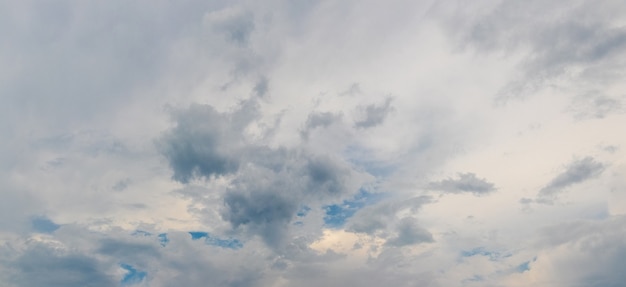 Panorama do céu noturno com nuvens de chuva cinza