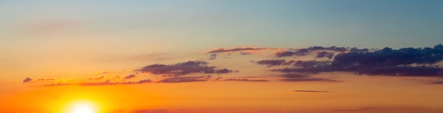 Foto panorama do céu pitoresco com nuvens durante o pôr do sol