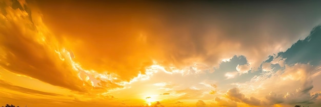 Panorama do céu pôr do sol fundo da paisagem cor natural da paisagem noturna com a luz do sol passando pelas nuvens vista panorâmica