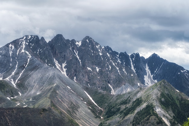 Panorama do cume da montanha tunkinsky goltsy sibéria
