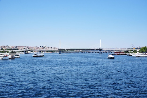 Panorama do estreito. Vista do estreito, ponte e navios de recreio. 08 de julho de 2021, Istambul, Turquia.