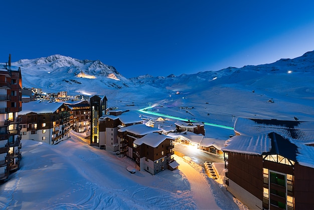 Panorama do famoso Val Thorens nos Alpes franceses à noite, Vanoise, França