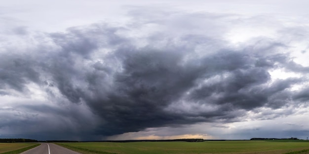 Panorama do fundo do céu negro com nuvens de tempestade frente ao trovão