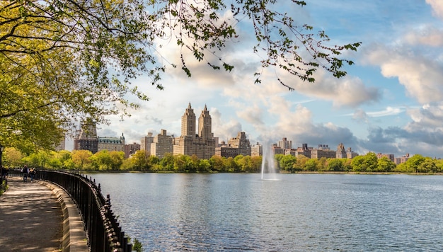 Panorama do horizonte com edifício Eldorado e reservatório com fonte no Central Park, no centro de Manhattan, em Nova York