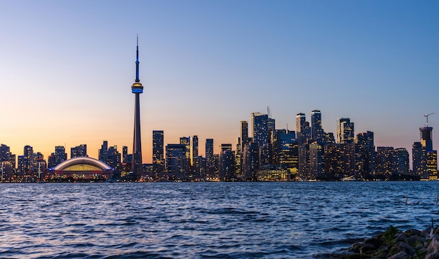 Panorama do horizonte crepuscular do centro da cidade de Toronto Ontário Canadá