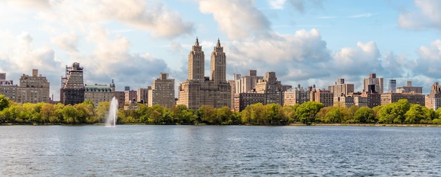 Panorama do horizonte de Nova York com edifício Eldorado e reservatório com fonte no Central Park, no centro de Manhattan