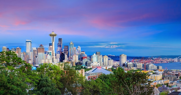 Panorama do horizonte de Seattle ao pôr do sol visto de Kerry Park, Seattle, WA