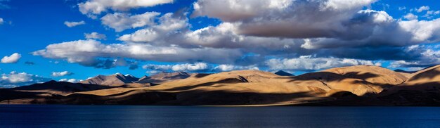 Foto panorama do lago do himalaia tso moriri ladakh índia