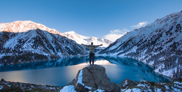 Panorama do lago glacial big almaty lago cazaquistão almaty