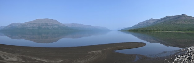 Panorama do lago no planalto de Putorana